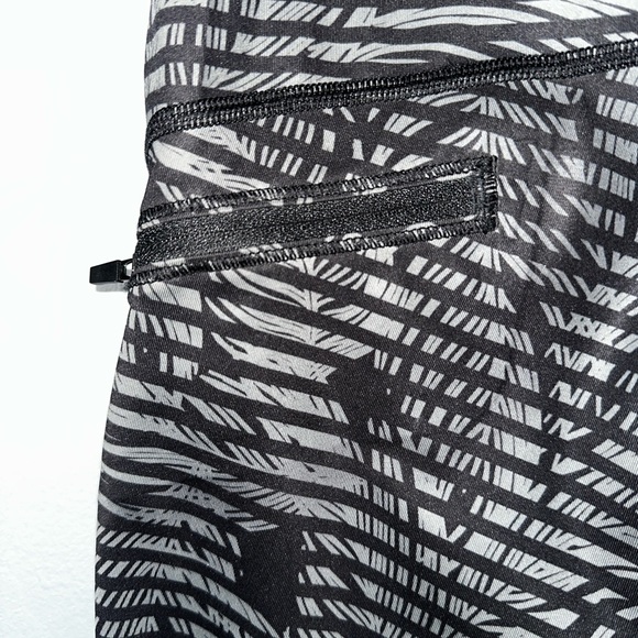 Lululemon Pace Rival Crop- Full- On Luxtreme - Picture 5 of 6